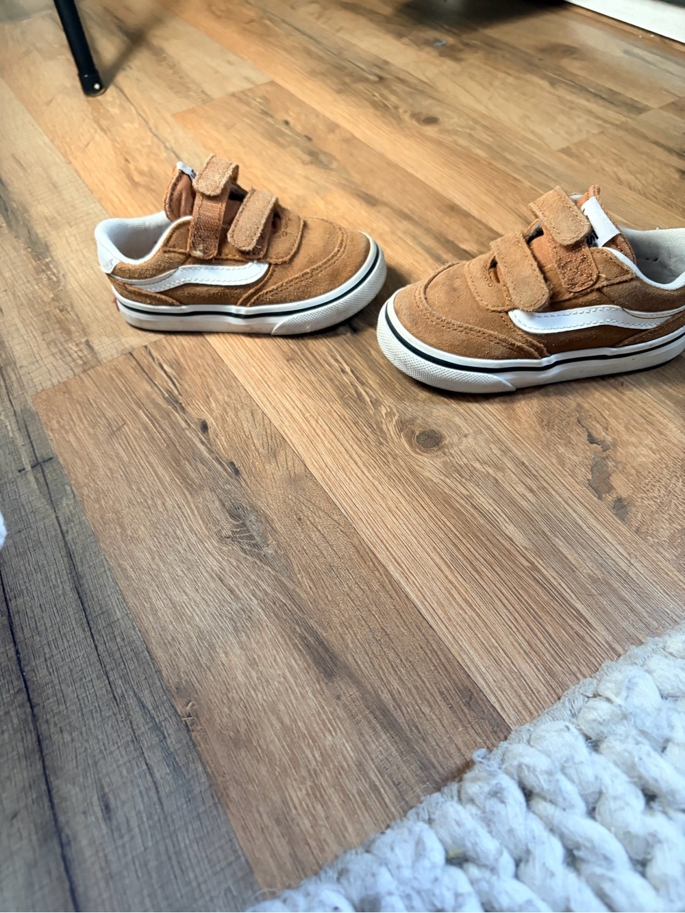 Toddler Velcro Suede Vans Sneakers in Camel/ Chipmunk brown
